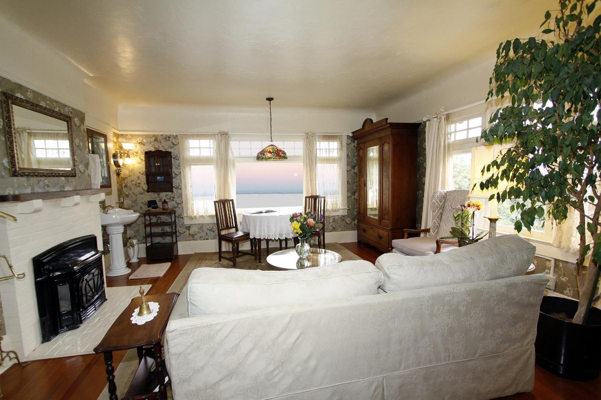 Deluxe King Suite with Ocean View
